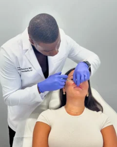 Dr Peguy Télusma, MD, réalisant une injection de comblement des lèvres à GLIF Medical, Montréal